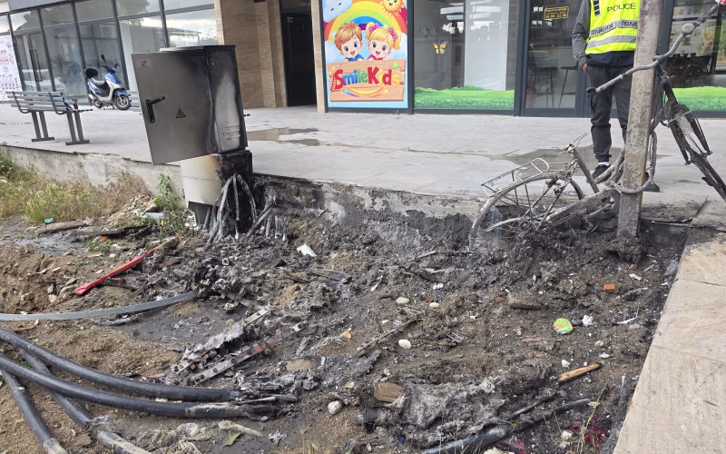 ВИДЕО Хорор во Кисела Вода: Од електрична инсталација изби пожар пред зграда, станарите со бебиња боси и по пижами бегаа да се спасат