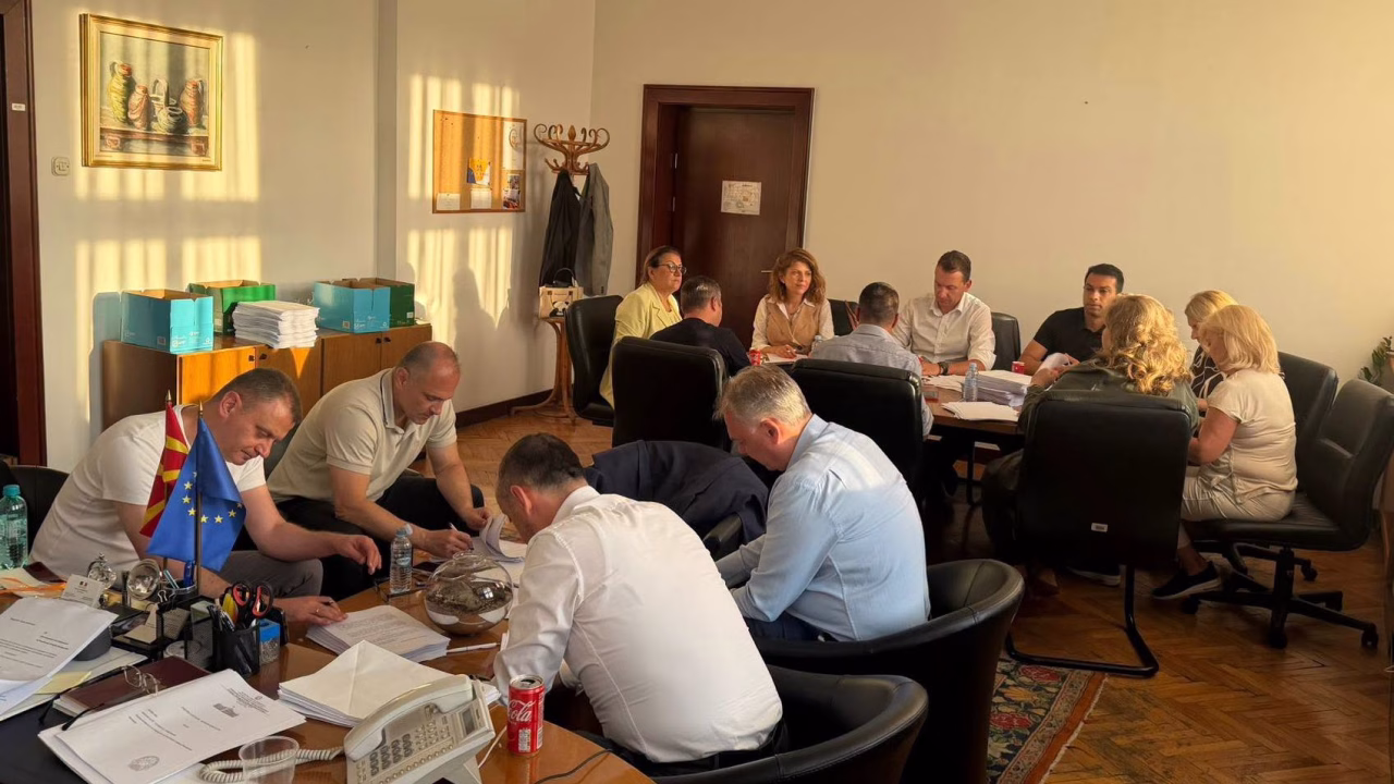Филипче објави фотографија вечерва од Собрание, 14 пратеници напишале 10 илјади амандмани за блокирање на Изборниот законик