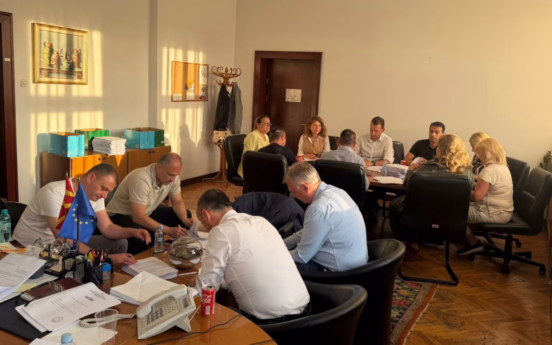 Филипче објави фотографија вечерва од Собрание, 14 пратеници напишале 10 илјади амандмани за блокирање на Изборниот законик