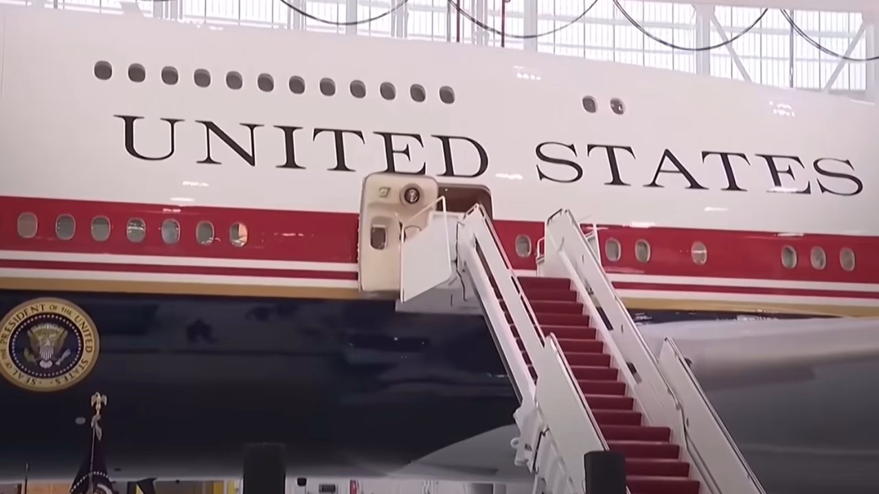 Трамп го претстави авионот вреден 400 милиони долари што му го подари Катар