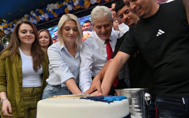 ДУИ одбележа 24 години постоење, Ахмети ја пресече роденденската торта