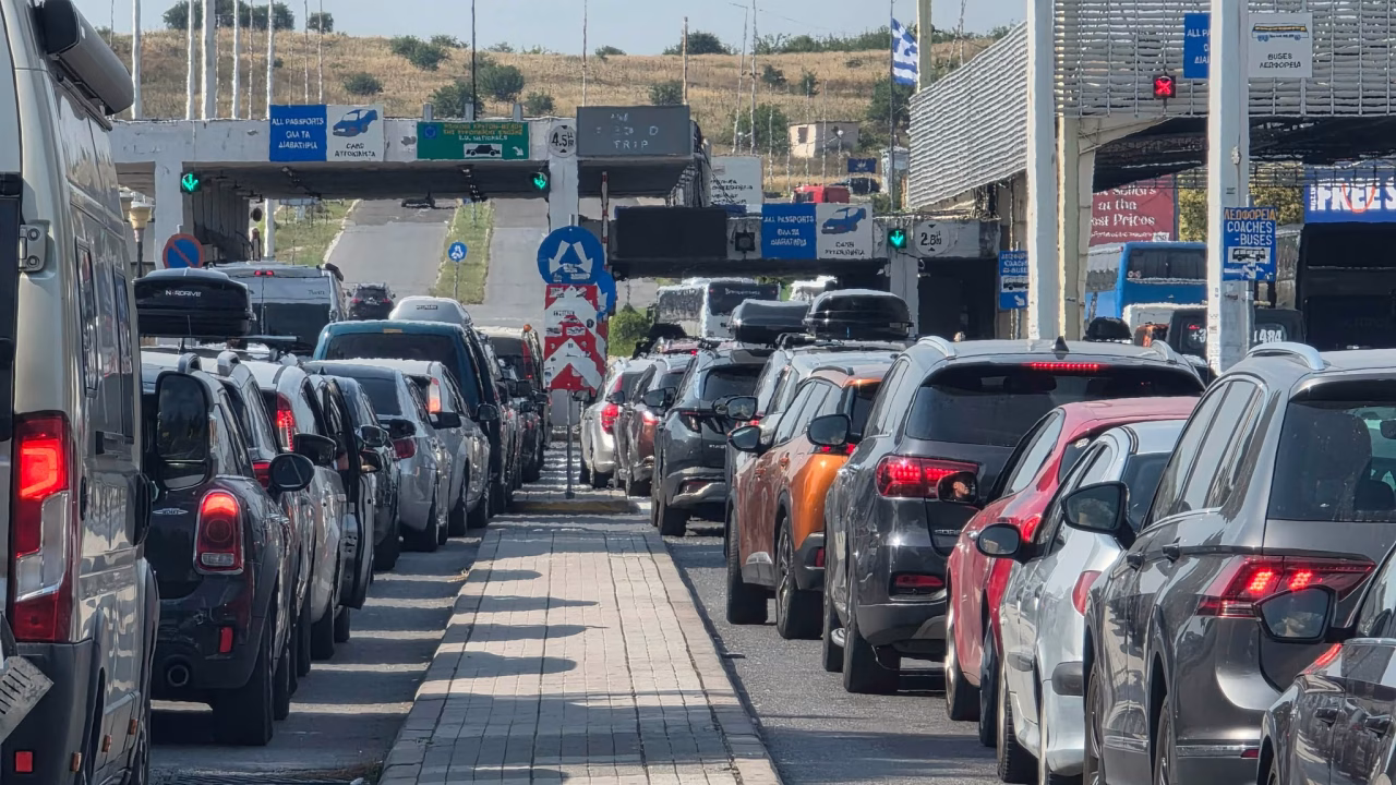 Продолжува сообраќајниот колапс на „Богородица“: Се чека и до четири часа