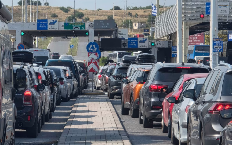 Продолжува сообраќајниот колапс на „Богородица“: Се чека и до четири часа