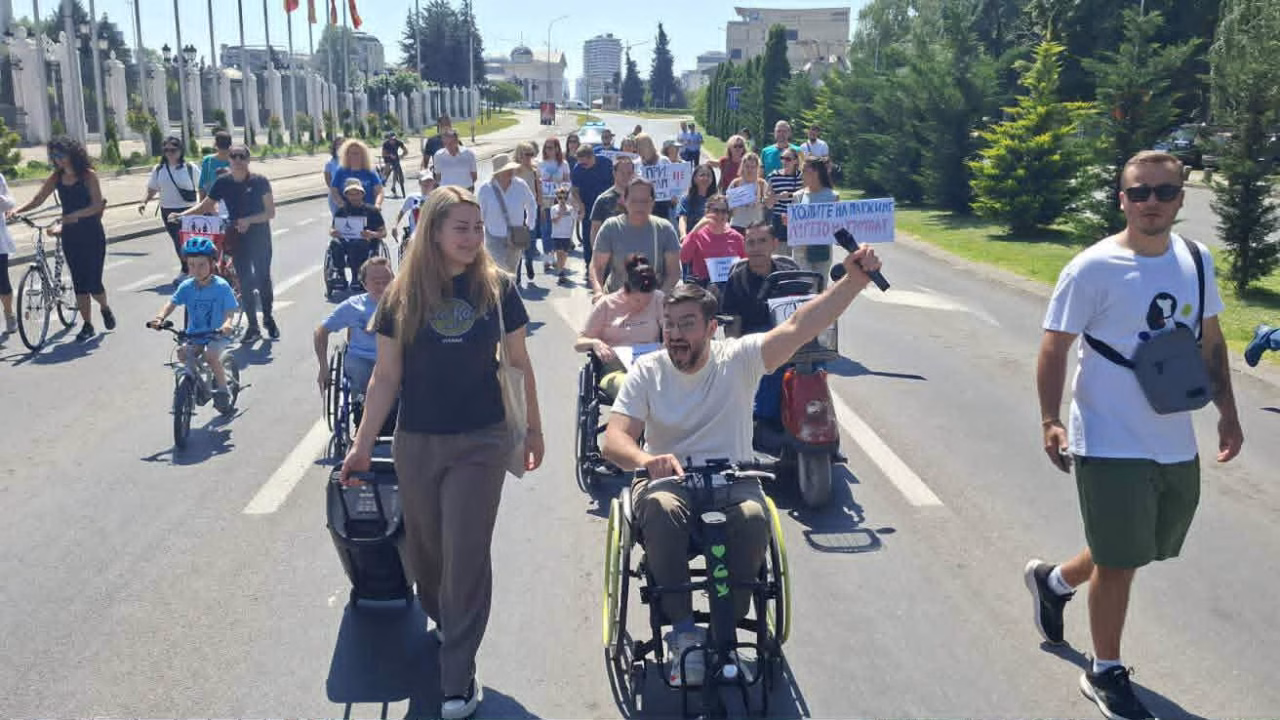 Луѓето со попреченост бараат пристапни тротоари и патеки