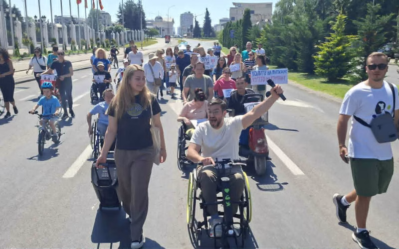 Луѓето со попреченост бараат пристапни тротоари и патеки