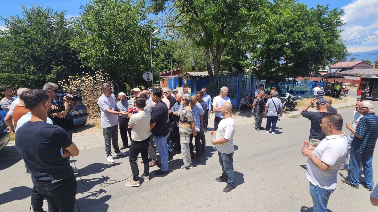 Сечата на шумите го блокира патот до селата во Студеничани, властите ветуваат чистење за 20 дена