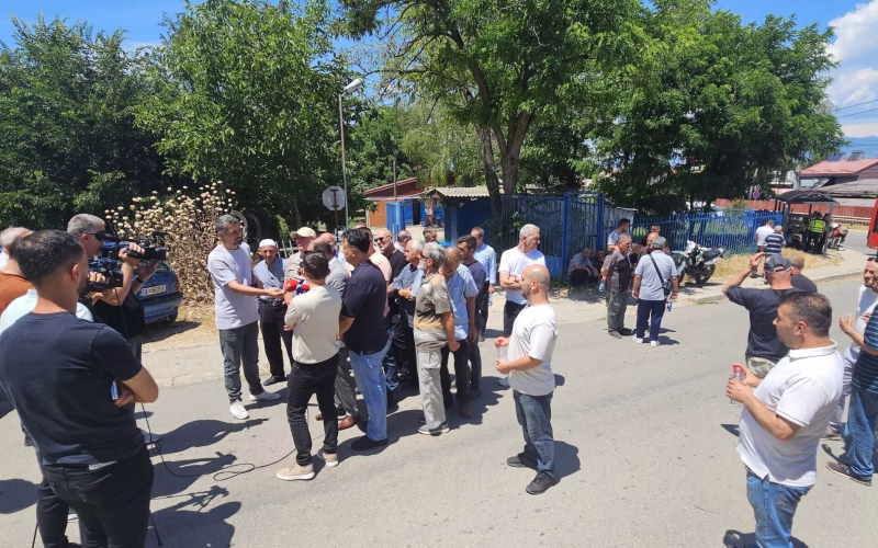Сечата на шумите го блокира патот до селата во Студеничани, властите ветуваат чистење за 20 дена
