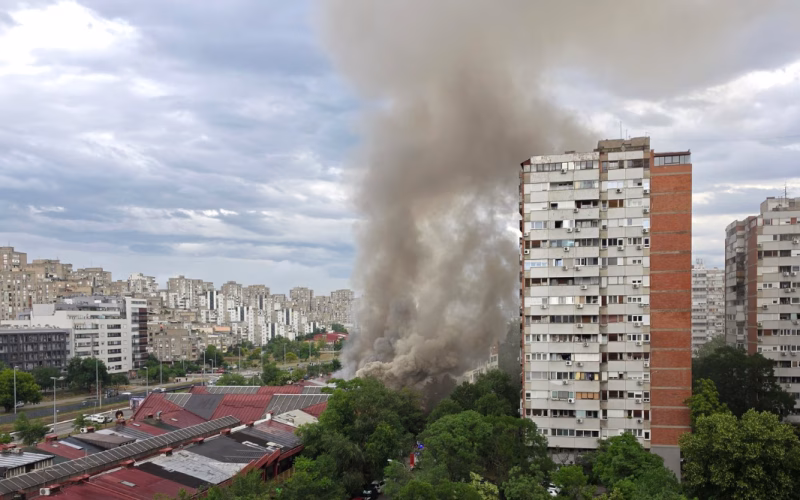 Голем пожар во Белград: Гори трговскиот центар „Енјуб“