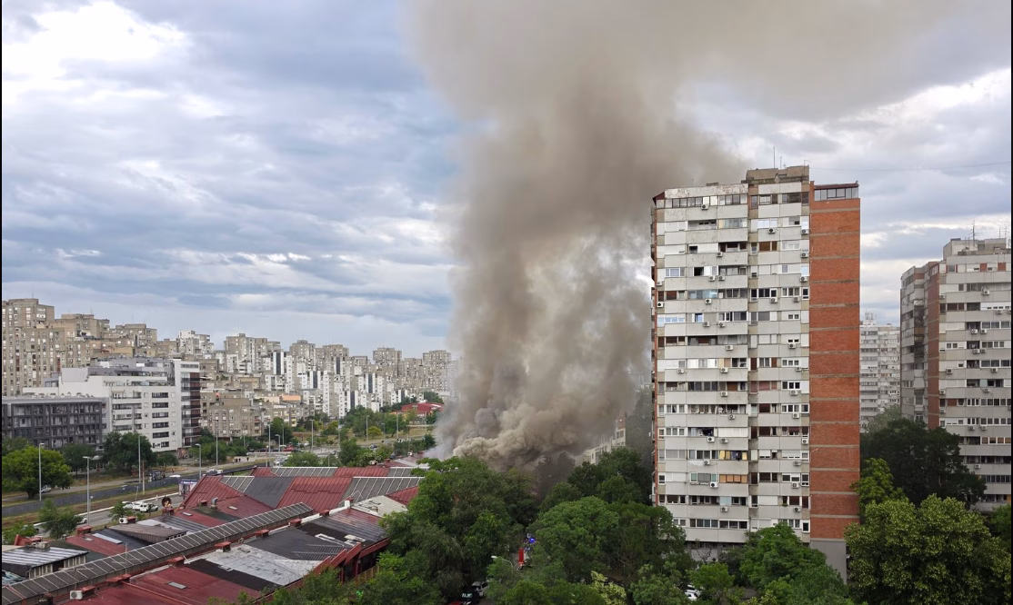 Голем пожар во Белград: Гори трговскиот центар „Енјуб“