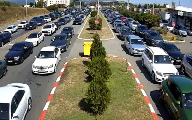 Долги колони утрово на граничните премини кон Грција: се чека до 40 минути