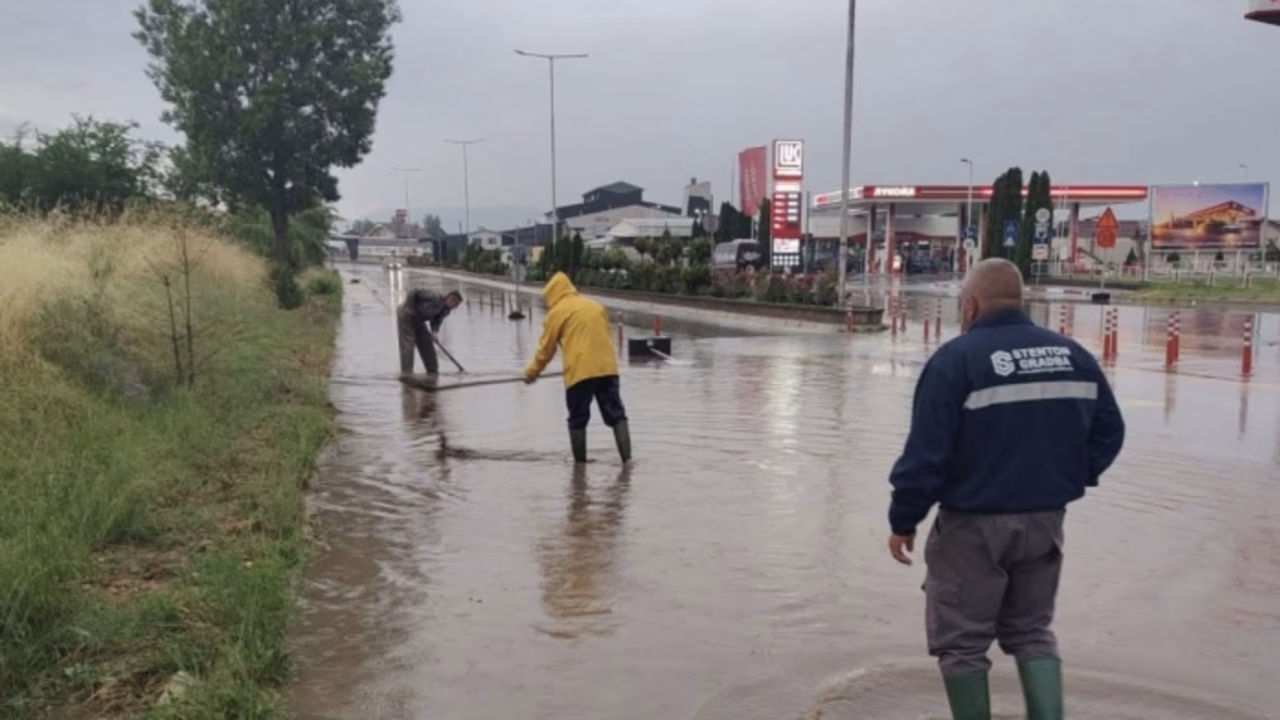 НЕВРЕМЕ ВО БИТОЛА: Улиците под вода, комуналните екипи на терен!