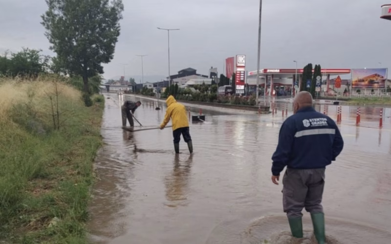НЕВРЕМЕ ВО БИТОЛА: Улиците под вода, комуналните екипи на терен!