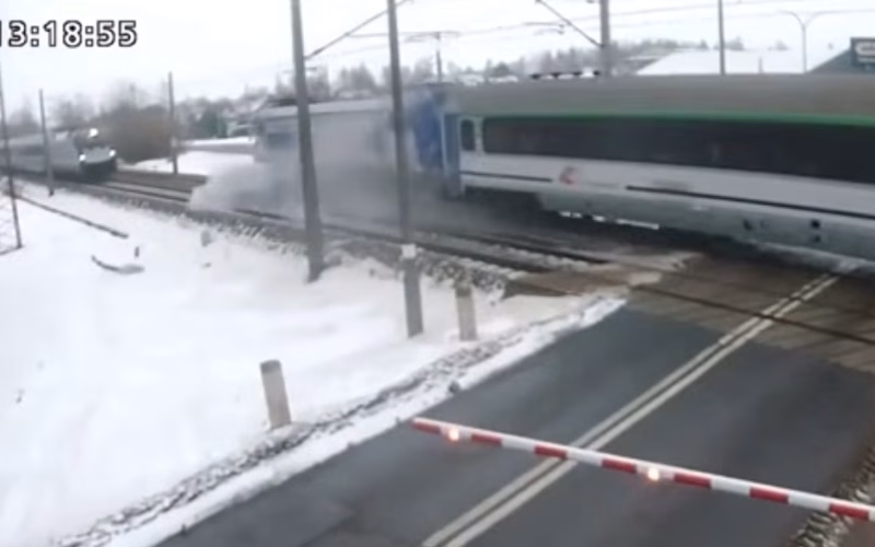 ЖЕЛЕЗНИЧКА НЕСРЕЌА ВО ПОЛСКА: Се судрија два воза, има повредени, на терен се бројни спасувачки екипи