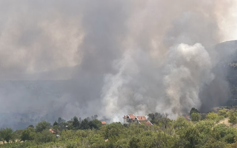 ФОТО Голем пожар кај Велес, пожарот се доближува до првите куќи