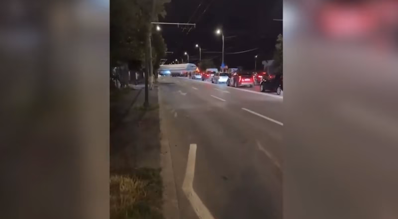 Необична глетка во Романија: Авион „слета“ на пат