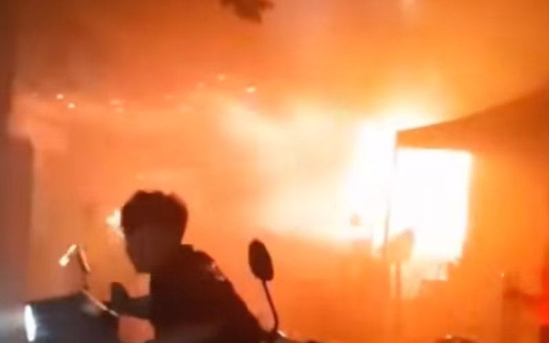 ВИДЕО Најмалку 27 загинати во пожар во бар во Бангкок, јавуваат тајландските медиуми