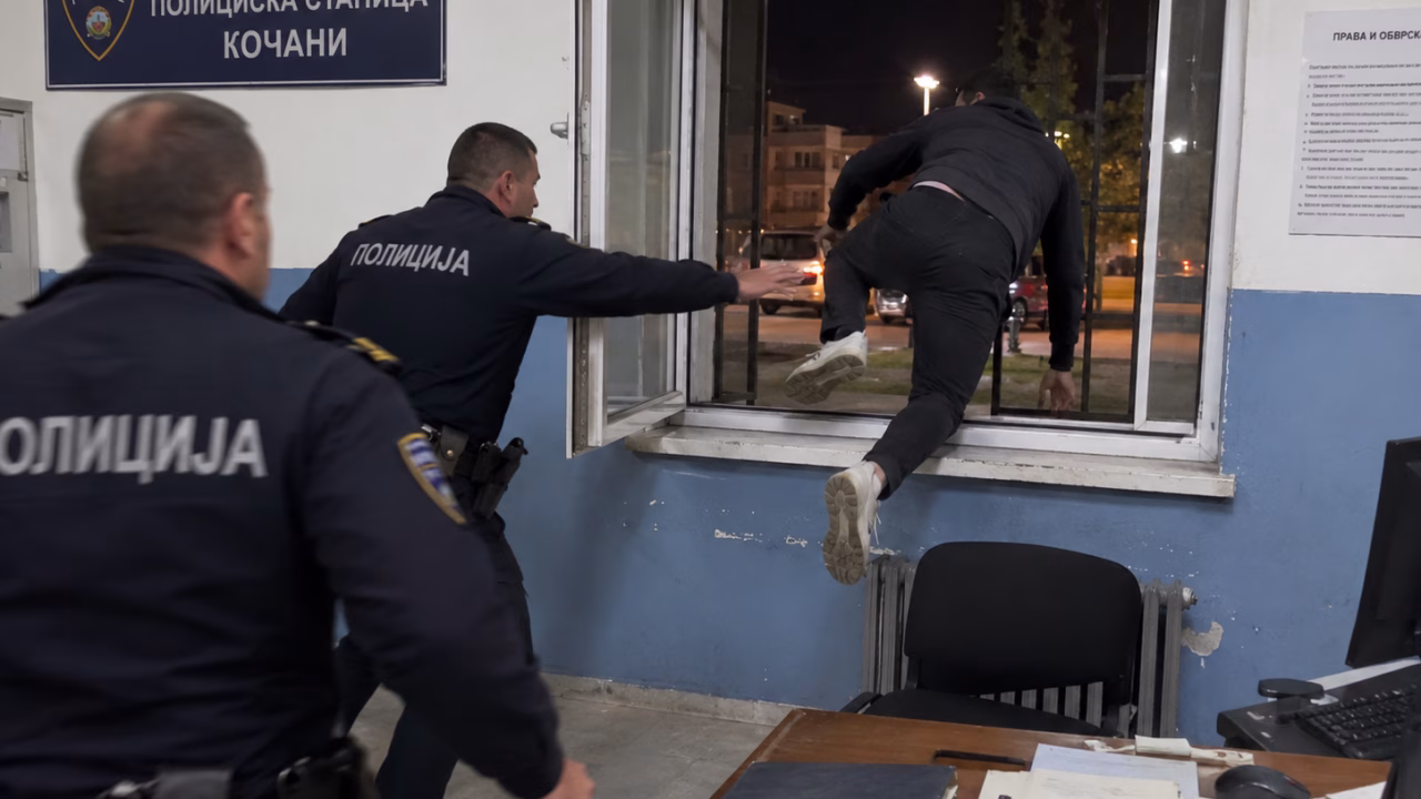Филмско бегство во Кочани: Осомничен за дрога избега преку прозорец од полициската станица