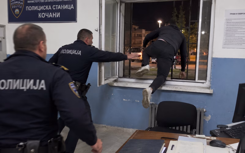 Филмско бегство во Кочани: Осомничен за дрога избега преку прозорец од полициската станица