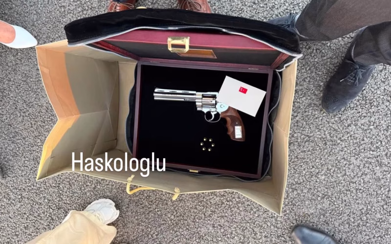 ФОТО Ердоган им подари пиштол и муниција на сите лидери на НАТО