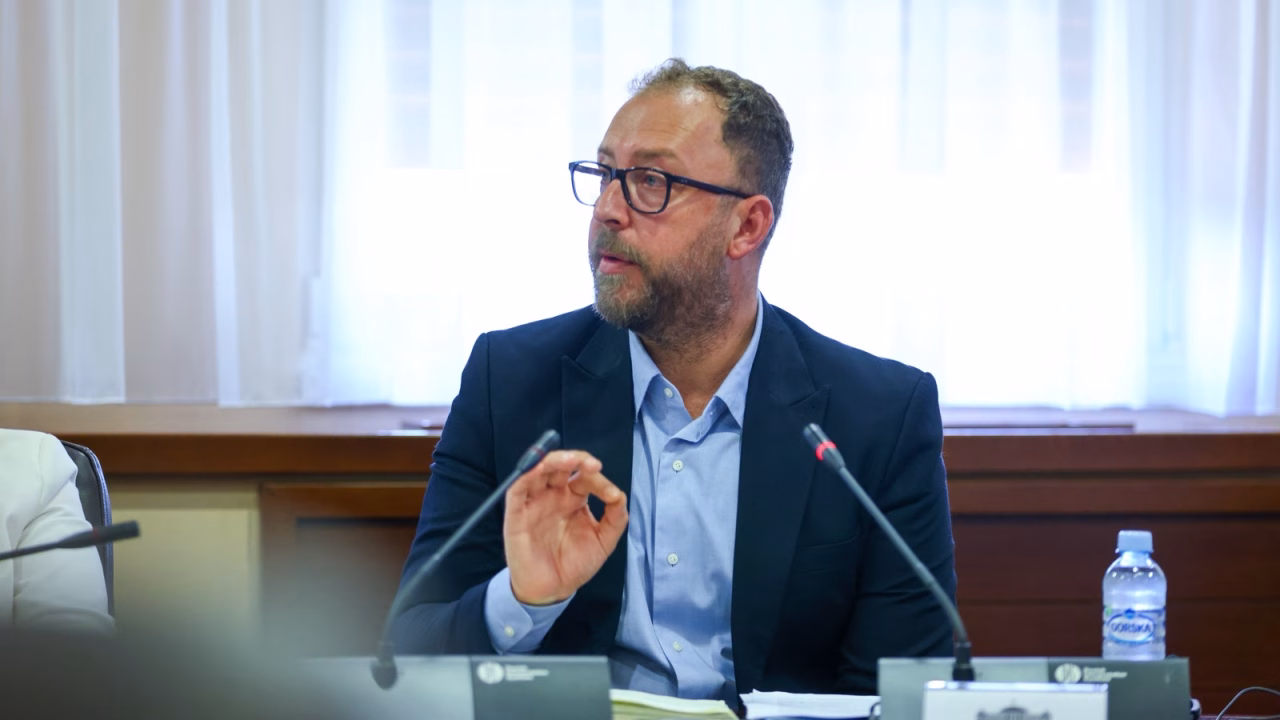 Љутков: Почитта кон македонскиот јазик се покажува со институции, не со декларации