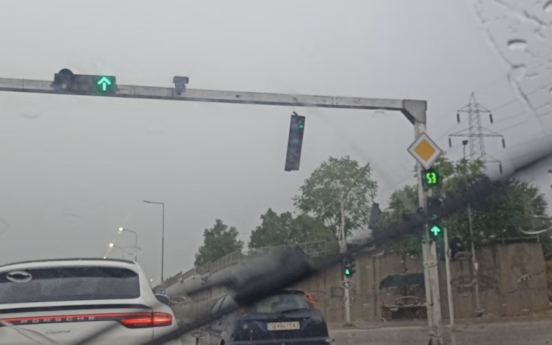 ФОТО Опасност за возачите во Бутел: По невремето во Скопје виси семафор