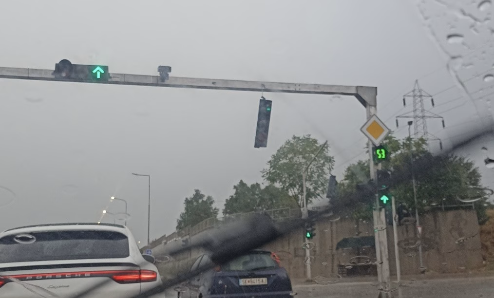 ФОТО Опасност за возачите во Бутел: По невремето во Скопје виси семафор