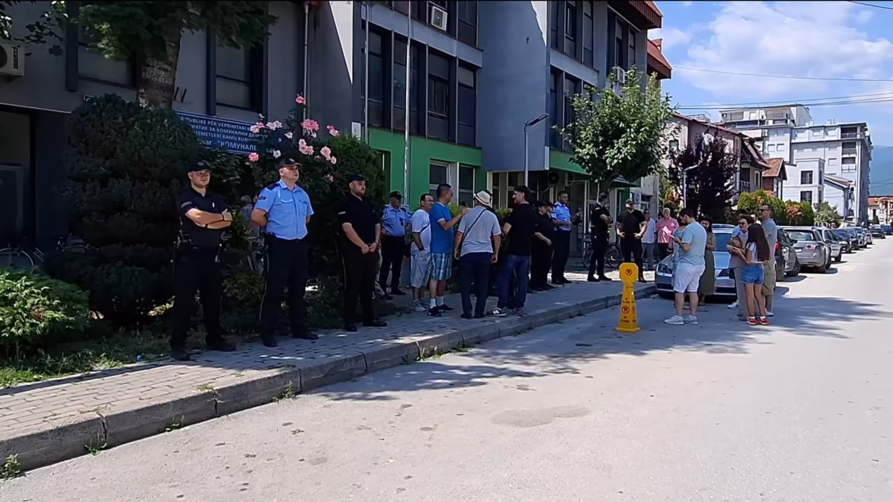 ВИДЕО Само дваесетина на протестот во Гостивар по труењето на околу 3 100 жители