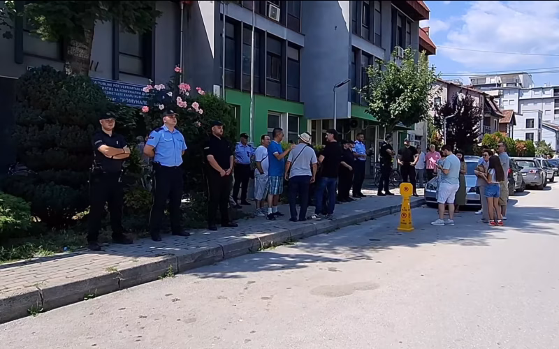 ВИДЕО Само дваесетина на протестот во Гостивар по труењето на околу 3 100 жители