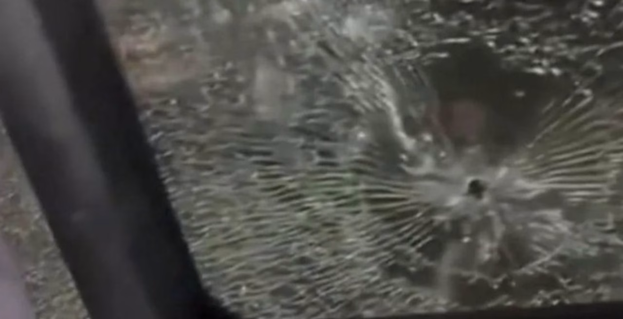 ВИДЕО Пукале во автобус со аргентински навивачи, маж застрелан во раката