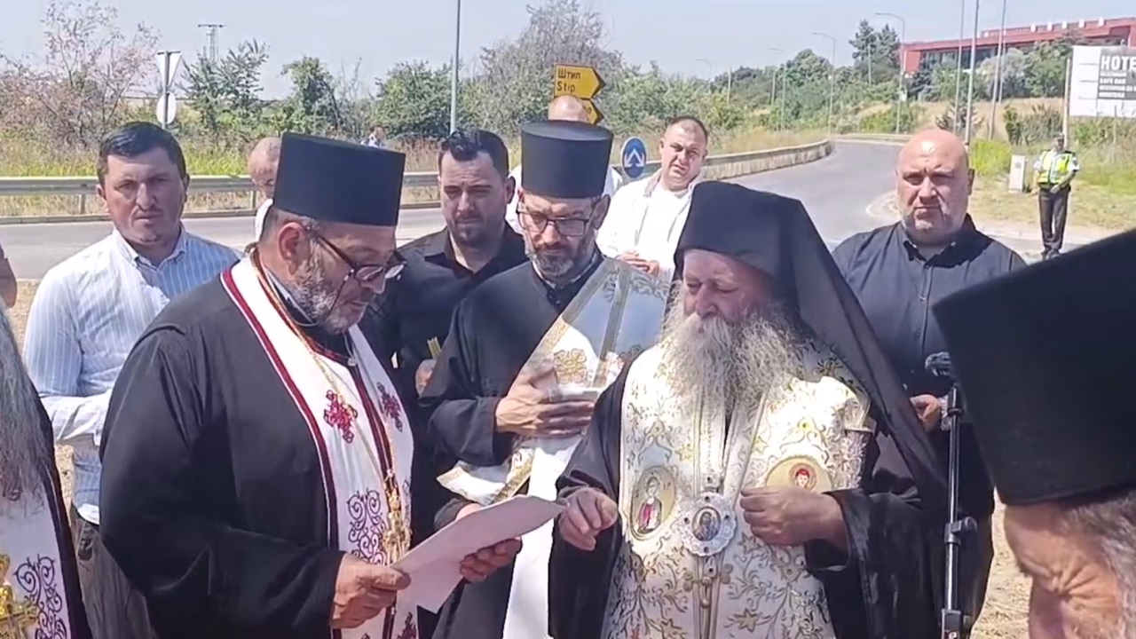 Осветен новопоставениот крст кај кружниот тек во Кочани во спомен на трагично загинатите од Пулс