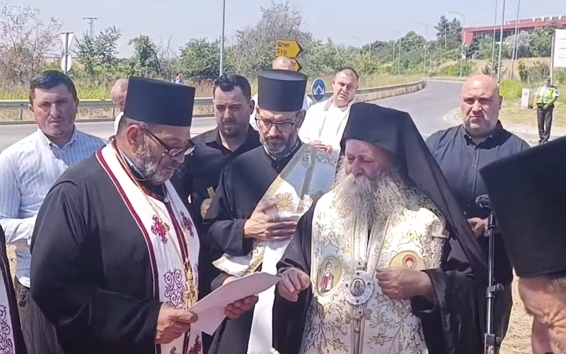 Осветен новопоставениот крст кај кружниот тек во Кочани во спомен на трагично загинатите од Пулс