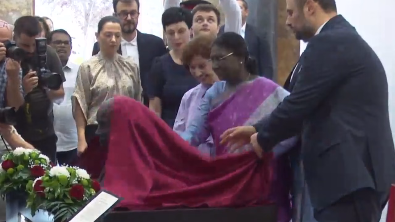 ВИДЕО Откриена биста на Махатма Ганди во Скопје: Симбол на мирот и пријателството меѓу Македонија и Индија