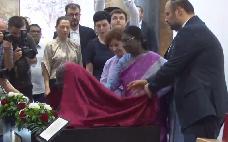 ВИДЕО Откриен споменик на Махатма Ганди во Скопје: Симбол на мирот и пријателството меѓу Македонија и Индија