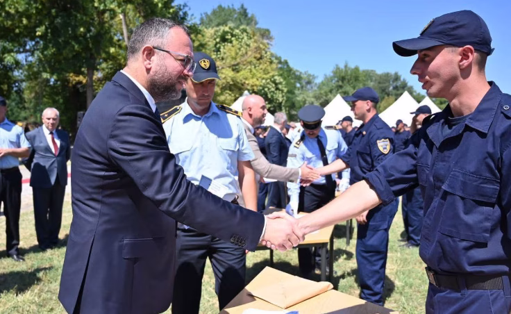 496 нови полицајци ја засилија македонската полиција, Тошковски: Униформата е доверба и одговорност