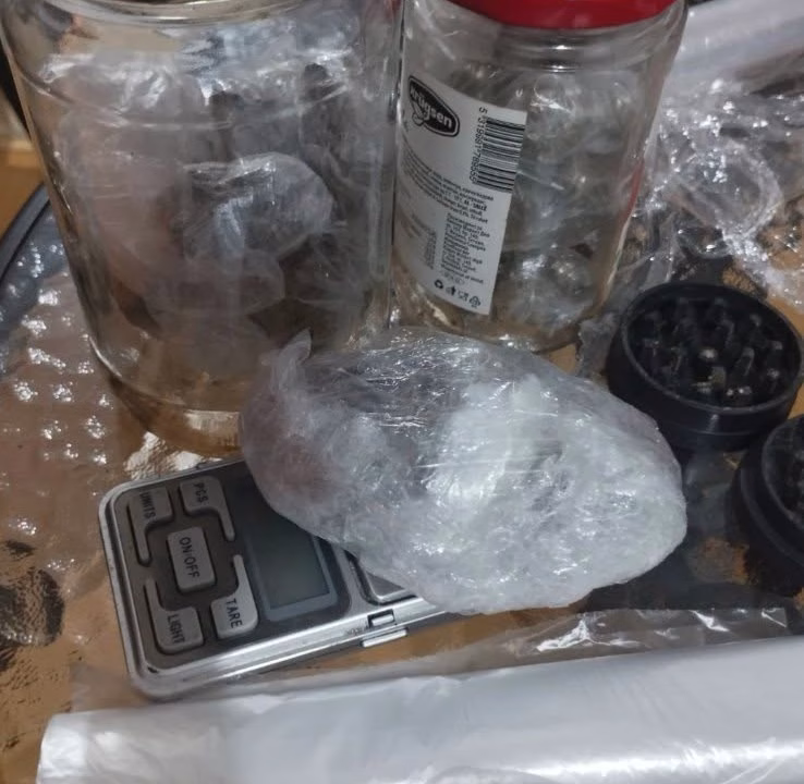 Приведено лице на „Партизански одреди“, пронајдени 25 пакувања марихуана и дигитална вага