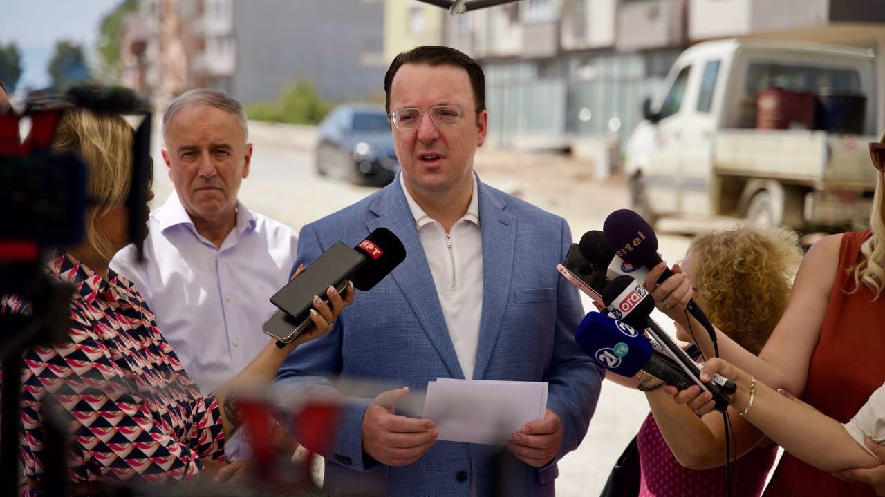 Николоски: Владата работи на билатерални договори за да им помогне на македонските транспортери