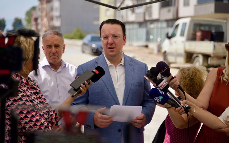 Николоски: Владата работи на билатерални договори за да им помогне на македонските транспортери