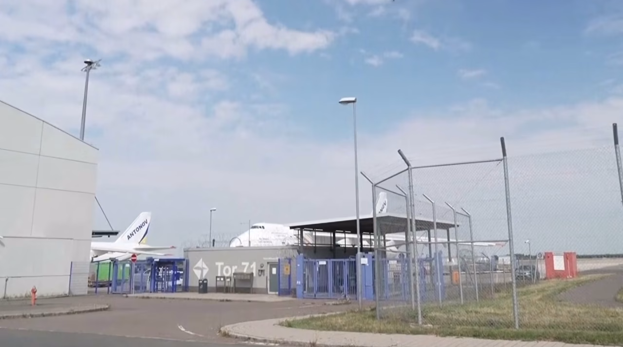 Товарен авион на DHL принудно слета по судир со непознат објект во Германија, полицијата пронајде дрон со експлозив