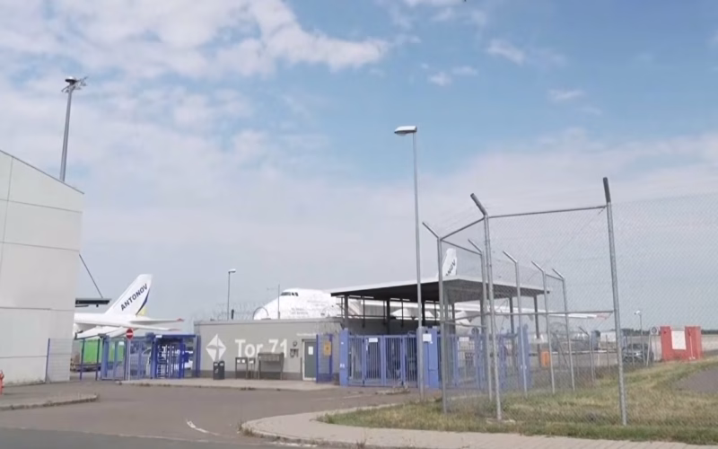 Товарен авион на DHL принудно слета по судир со непознат објект во Германија, полицијата пронајде дрон со експлозив