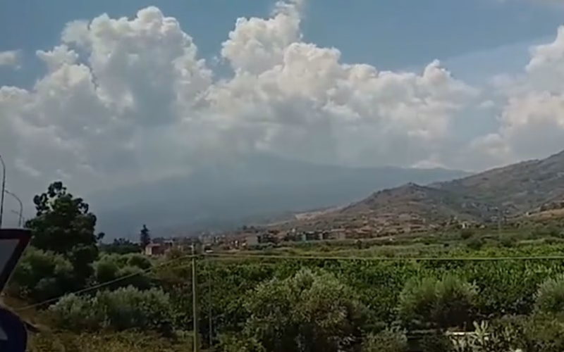 Нова, моќна ерупција на Етна го блокираше аеродромот во Катанија