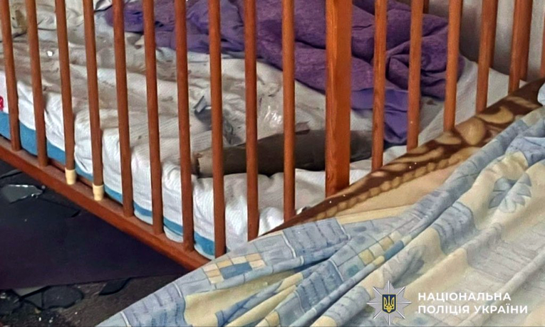 ФОТО Чудо во Украина: Двегодишно дете преживеа откако граната падна во неговото креветче
