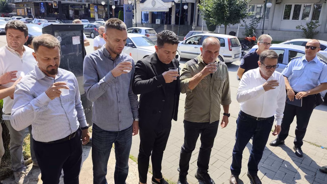 Функционерите со здравица за чиста вода во Гостивар по месец контаминација