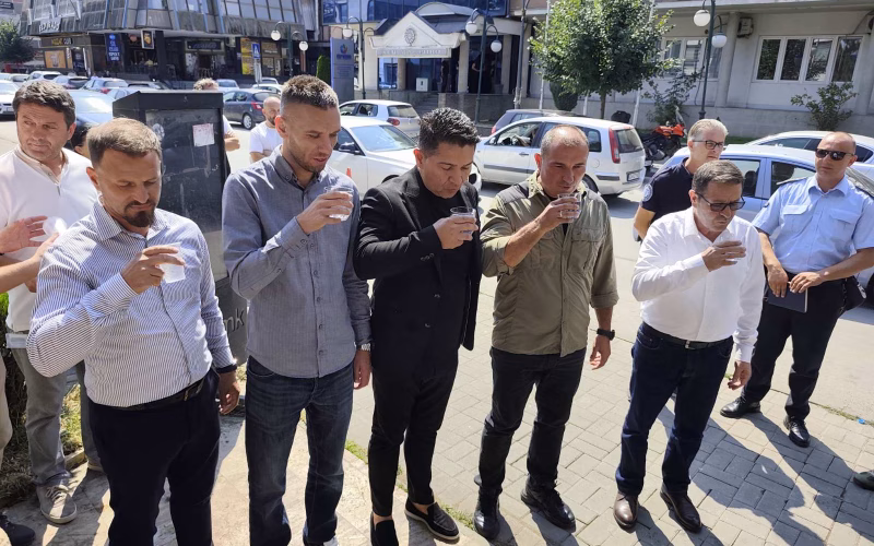 Функционерите со здравица за чиста вода во Гостивар по месец контаминација