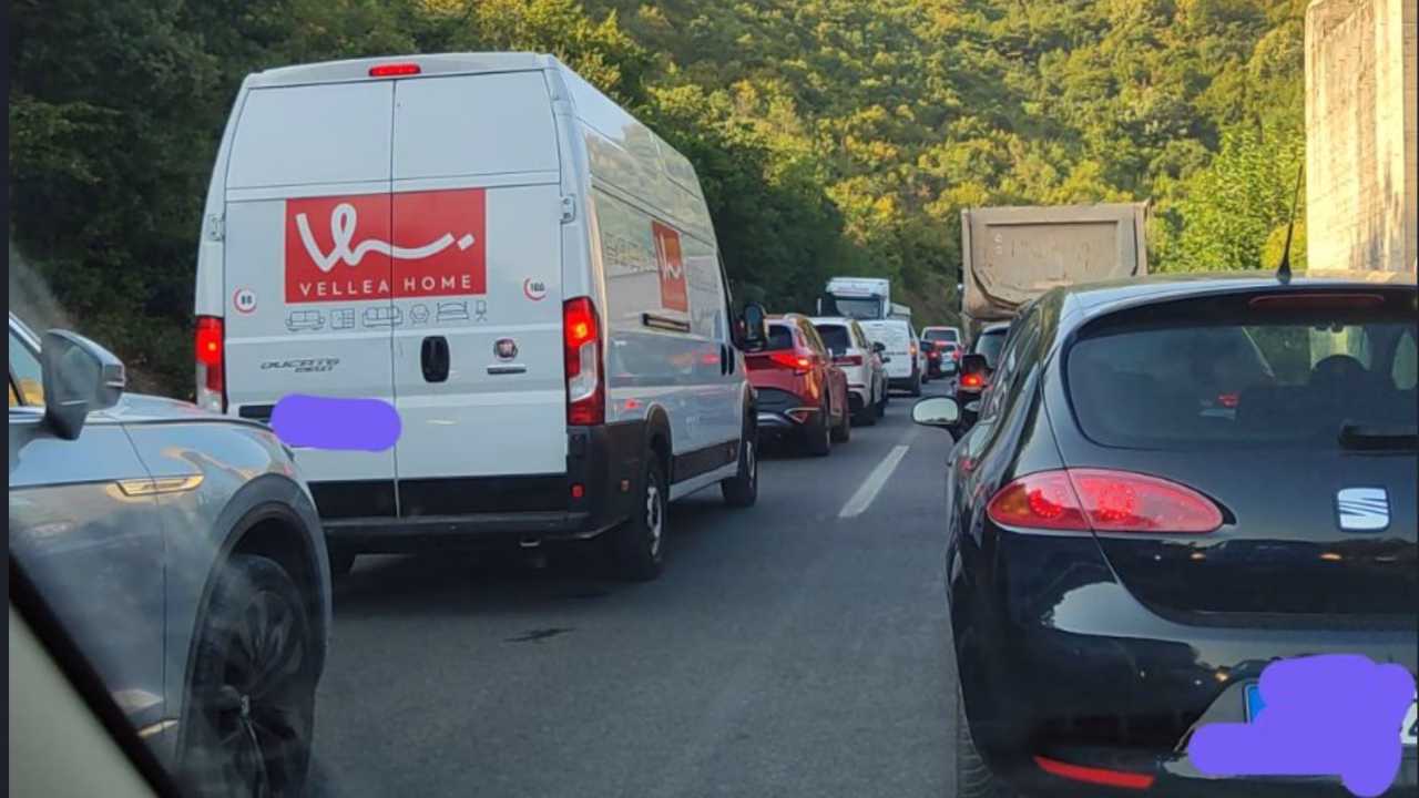 Сообраќајка со четири возила на патот Гостивар – Стража, голема колона кон Маврово