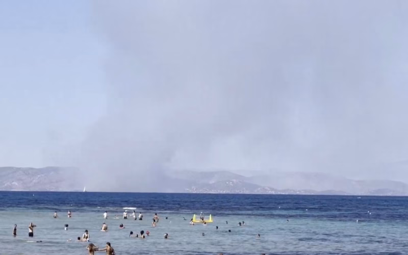 Две жртви и масовна евакуација во катастрофален пожар на грчкиот остров Саламис