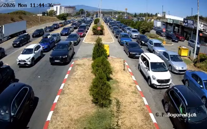 ГОЛЕМ МЕТЕЖ НА ГРАНИЦА: Над 17.000 лица ја напуштија земјата за 24 часа, километарски колони кон Грција