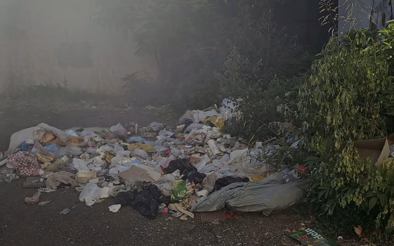Жители на Драчево алармираат: „Од паркингот направија депонија, страшно смрди“
