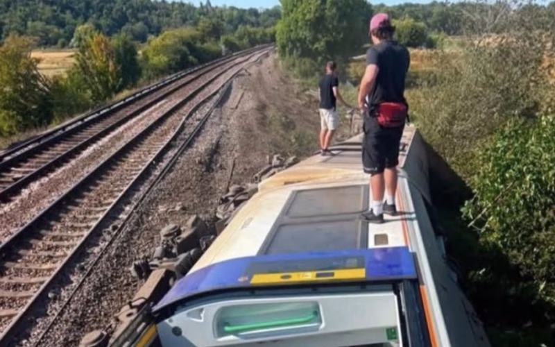 Патнички воз излета од шините во Велика Британија, започна масовна спасувачка операција
