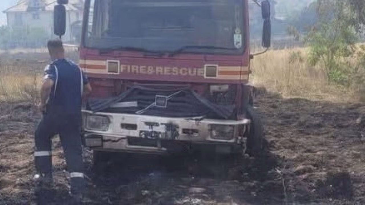 Изгоре противпожарно возило во Струга, повредени двајца пожарникари