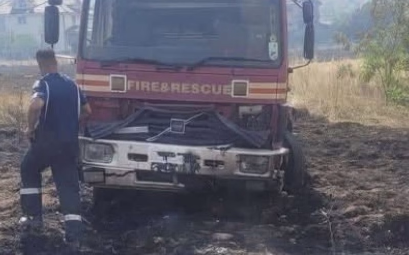 Изгоре противпожарно возило во Струга, повредени двајца пожарникари
